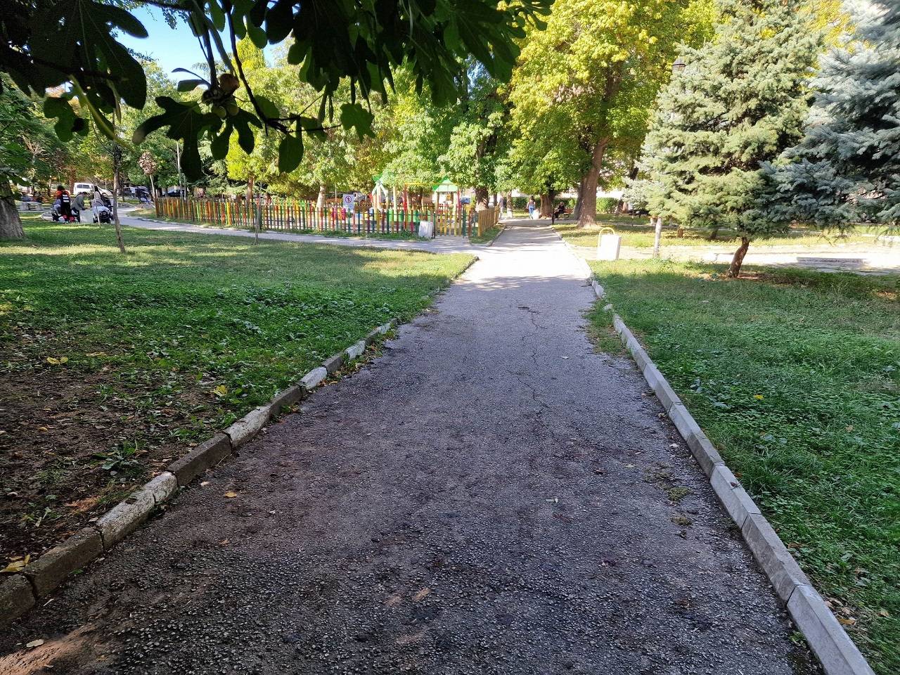 Реновират парк на ул. 